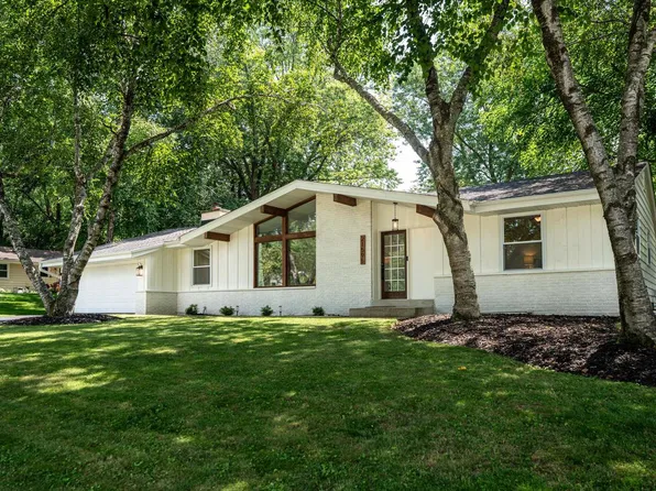 21595 Doneswood DRIVE, Waukesha, WI 53186