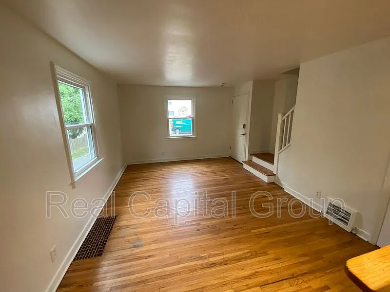 2 bed, 1.0 bath, $1,195 — Photo 2