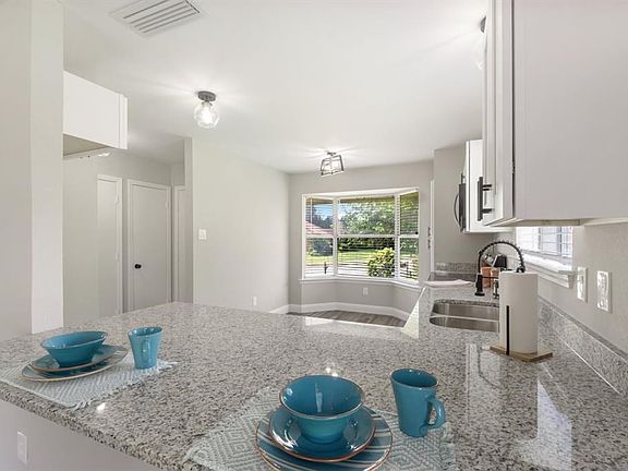 3rd image of 3917 Queens Ct