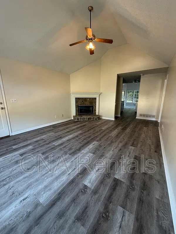 3 bed, 2.0 bath, 1875 sqft, $2,100 — Photo 3