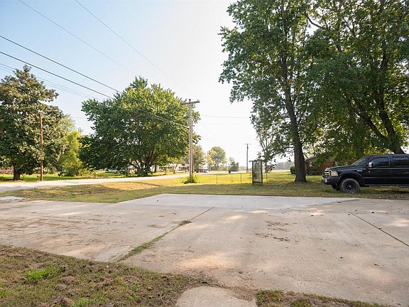 3rd image of 404 Kathy Ln