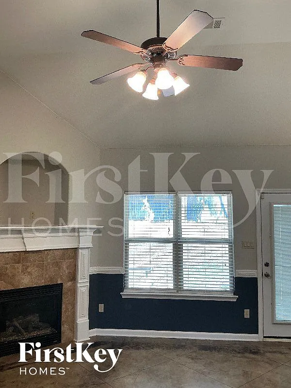 3 bed, 2.0 bath, 1599 sqft, $2,235 — Photo 3