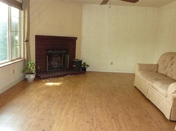 4th image of 1854 Burgundy Dr