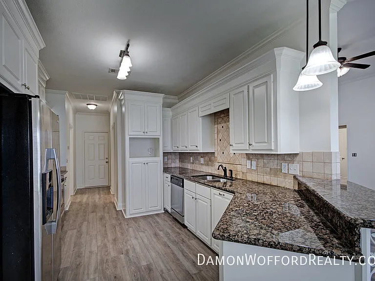 142 Lakeway Dr — Photo 10