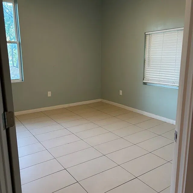 210 N Mersington Ave — Photo 3