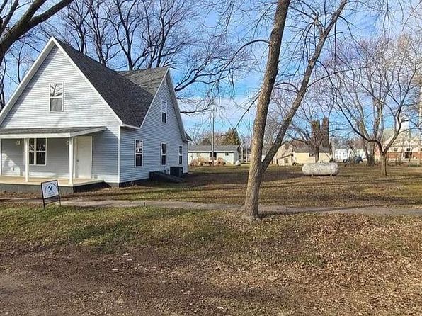 205 Forest St, Elma, IA 50628