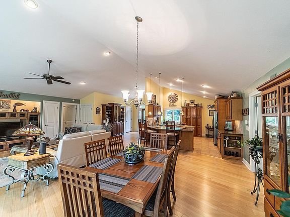 5th image of 32 Chatham Ct