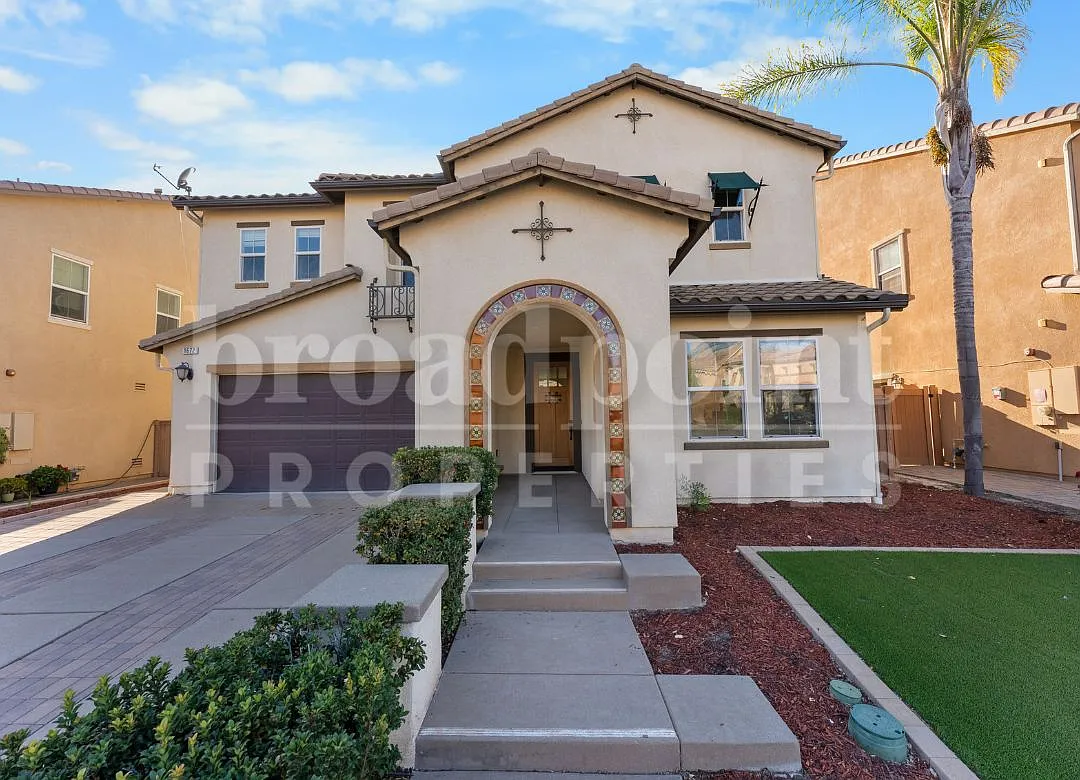 5 bed, 3.5 bath, 3335 sqft, $4,895 — Photo 2