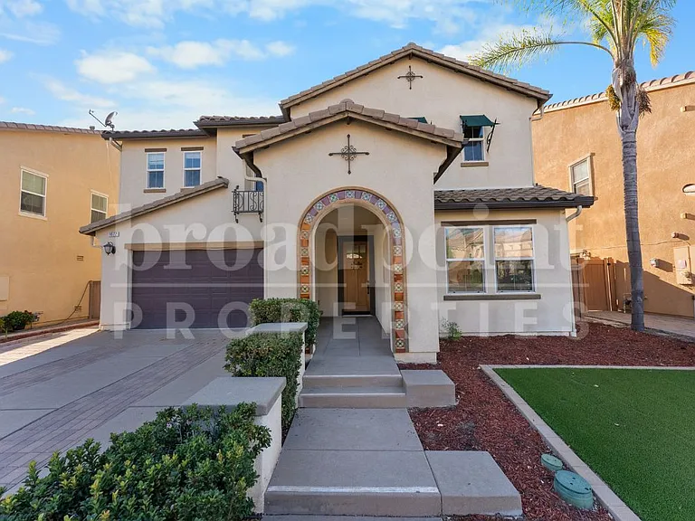 1672 N Las Flores Dr — Photo 2