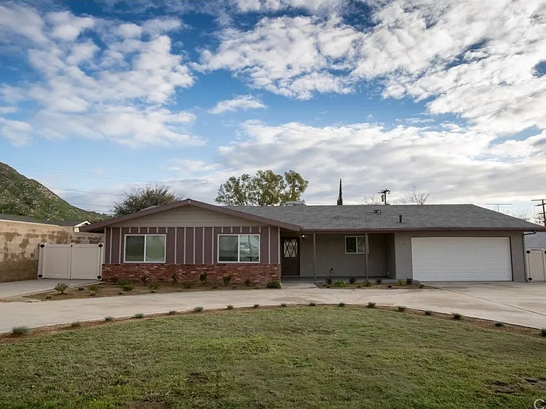 152 E Shady Grove Dr — Photo 1