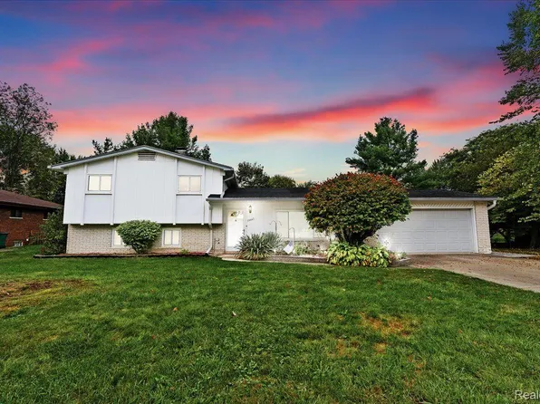 39443 N Blom Dr, Harrison Township, MI 48045