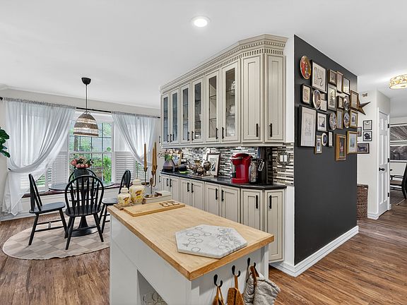 4th image of 1327 Laurel Oaks Dr