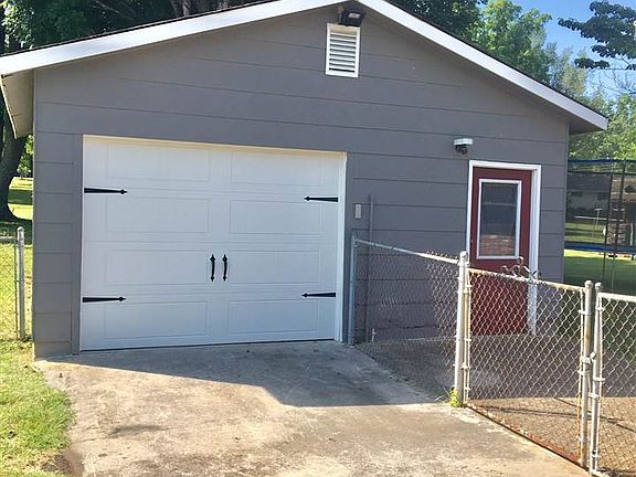 2nd image of 3917 Sycamore Dr NW
