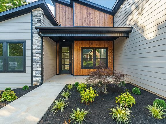 3rd image of 2 Damerham Ln