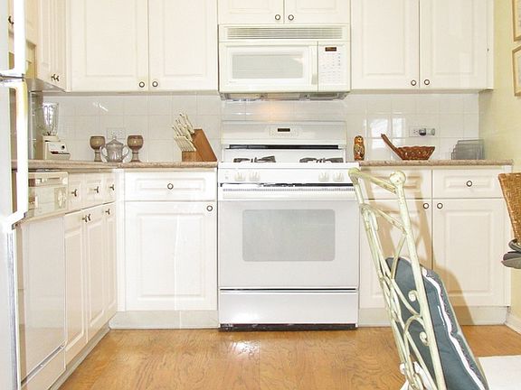5th image of 3950 W Bryn Mawr Ave APT 509