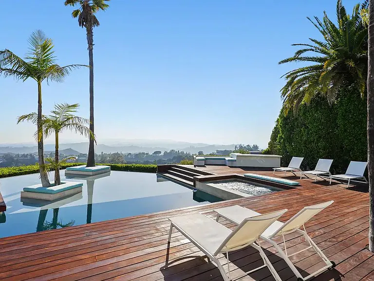 A captivating view from the infinity pool. Immerse yourself in the beauty of Beverly Hills.