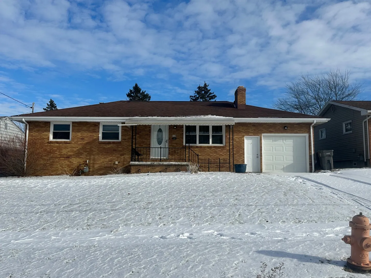 697 Wesley Ave photo 1
