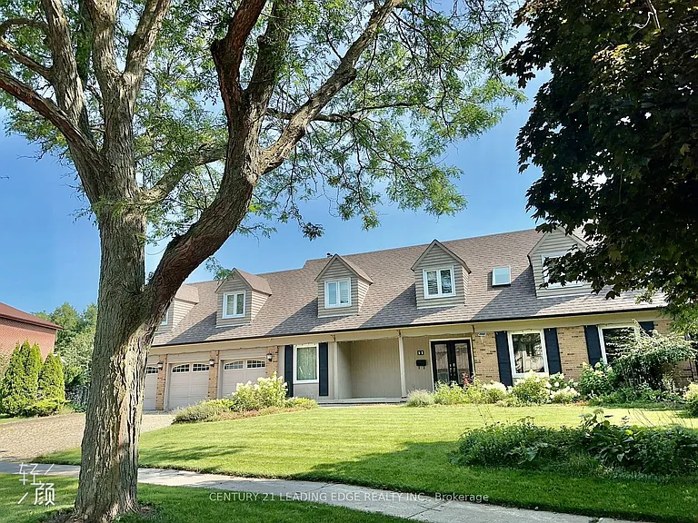 11 Rae Cres — Photo 2