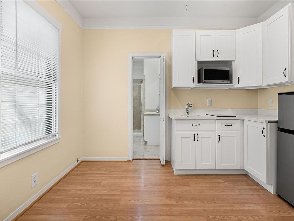 1st image of 628 Waverley St APT 8