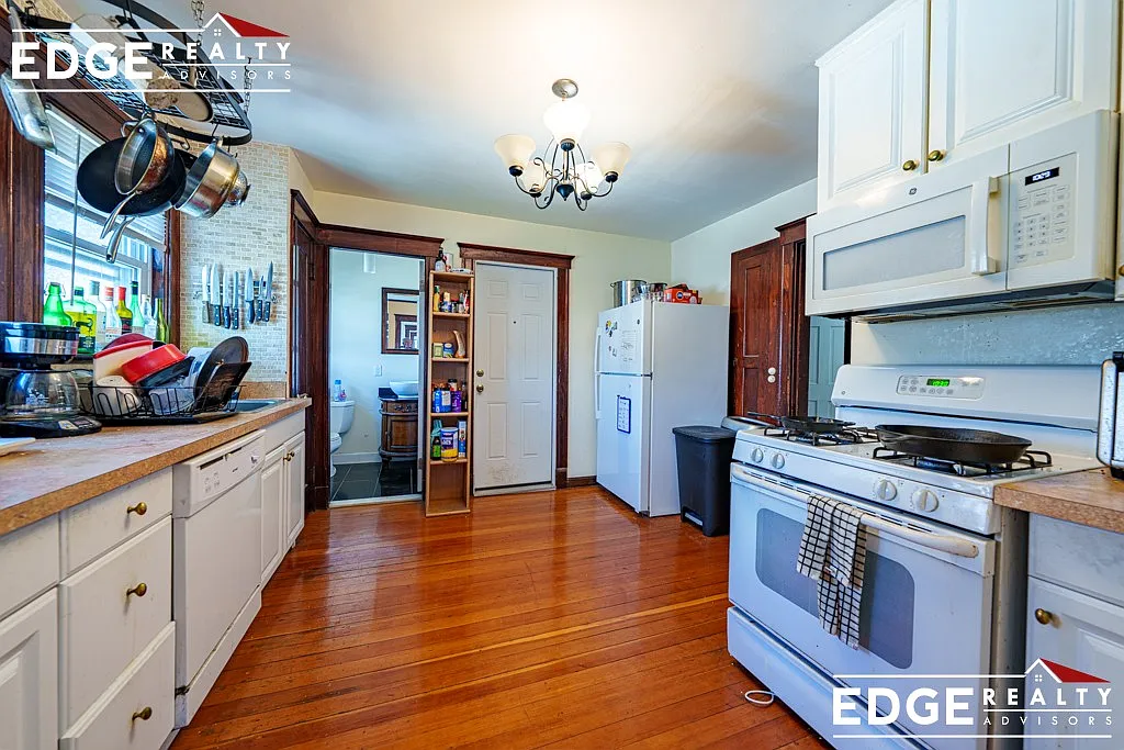 4 bed, 1.5 bath, $3,800 — Photo 1