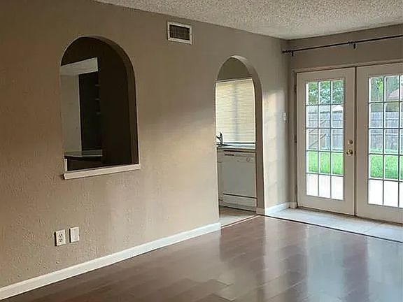 5th image of 1910 Whiteoak Dr