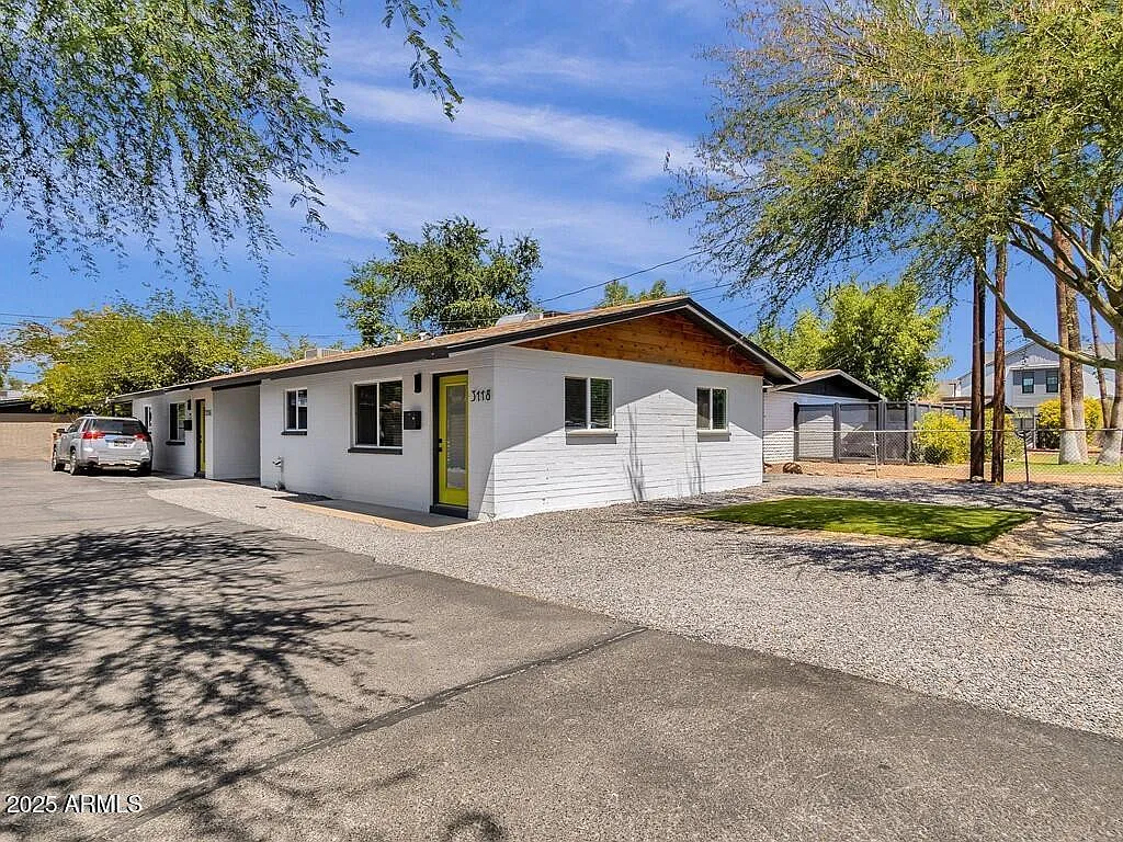 2 bed, 1.0 bath, 727 sqft, $1,695 — Photo 1