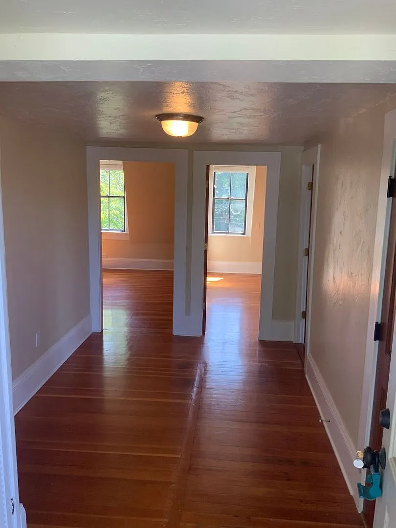 3 Bedroom Duplex in Downtown Area — Photo 3
