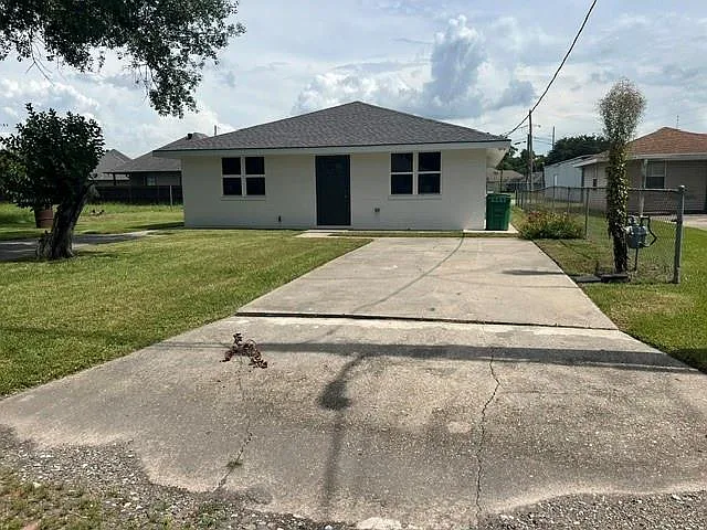 2 bed, 1.0 bath, 1350 sqft, $1,300 — Photo 1