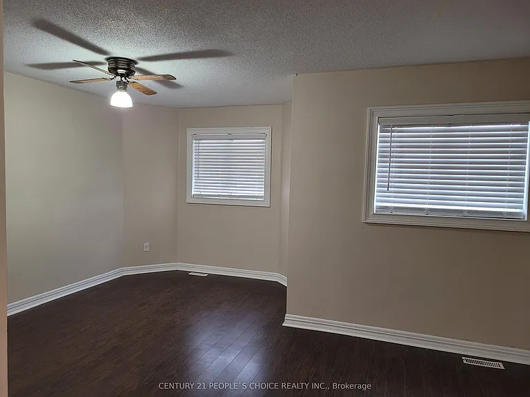 383 Jay Cres — Photo 11