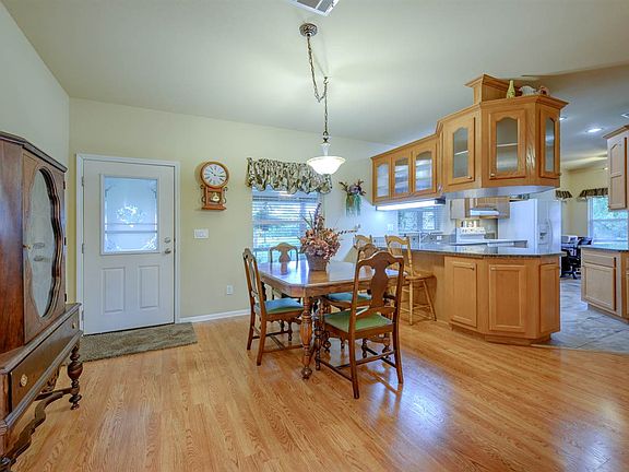 4th image of 810 County Road 13a S