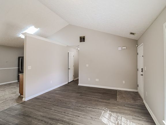 5th image of 300 Oak Hill Dr