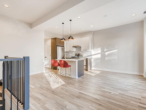 2nd image of 1040 N Wood St APT 2