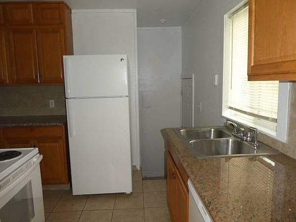 4th image of 906 Symons St