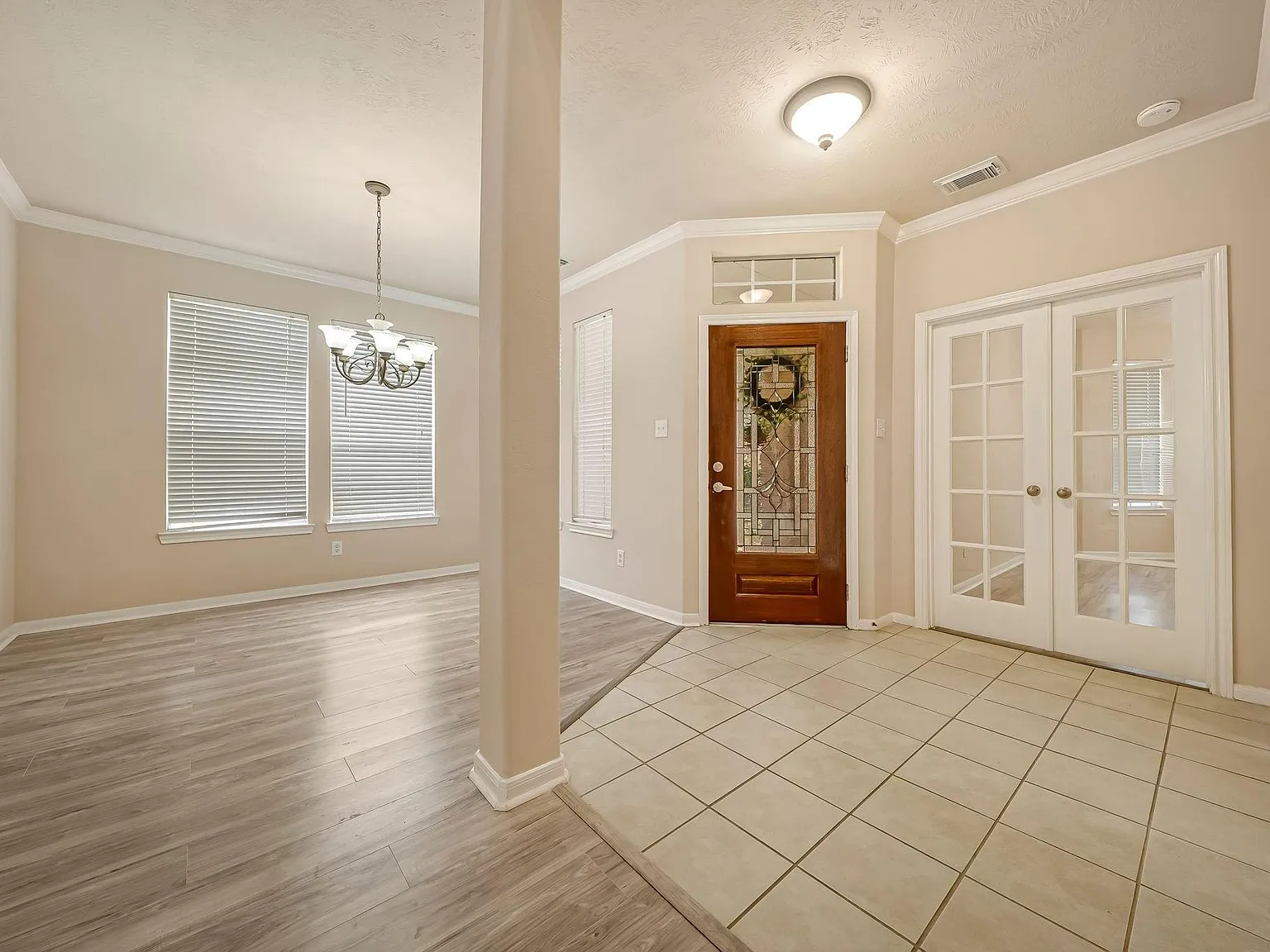 4 bed, 2.5 bath, 2540 sqft, $2,400 — Photo 2