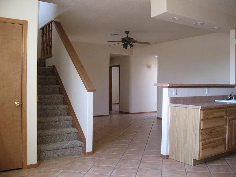 Saturn Cir — Photo 13