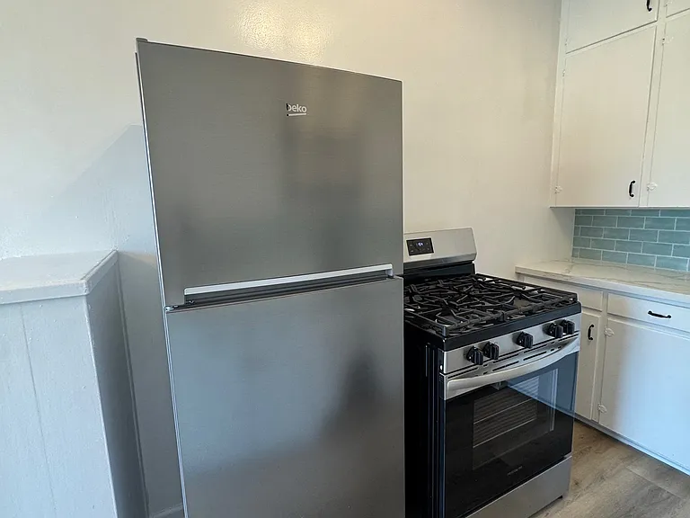 1121 E Chevy Chase Dr #11 — Photo 2