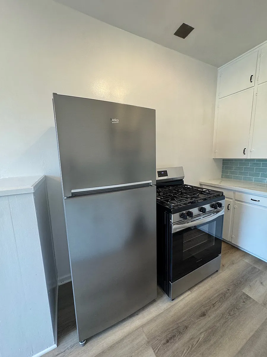 Building Photo - 1121 E Chevy Chase Dr #11