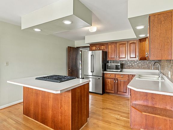 5th image of 327 W Porter St