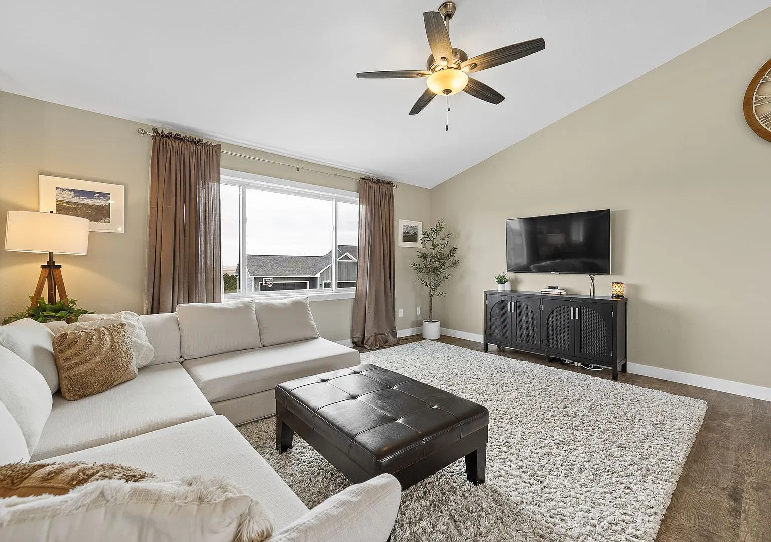 4 Bed | 3 Bath | Triple Car Garage | South | Pet Negotiable — Photo 4