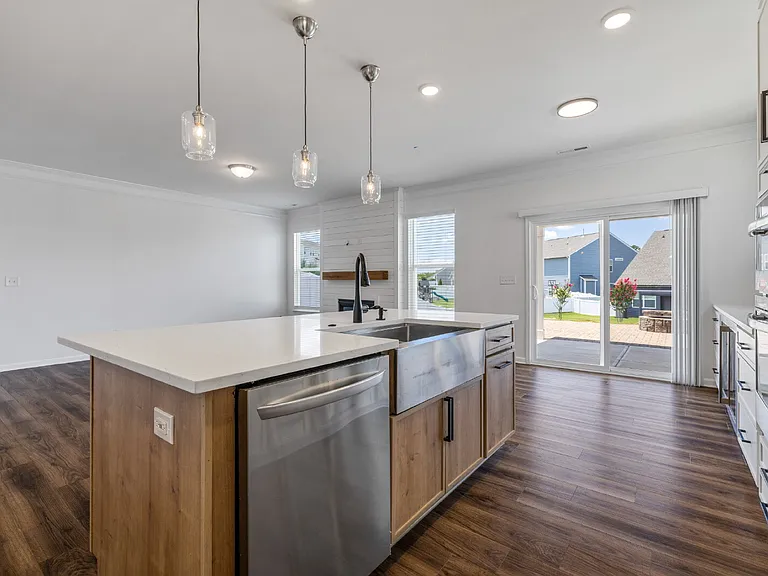 1069 Pennington Dr — Photo 9