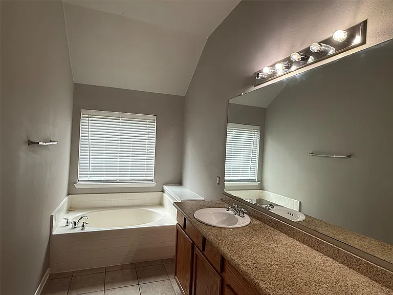 16126 Saxon Hollow Ln — Photo 11