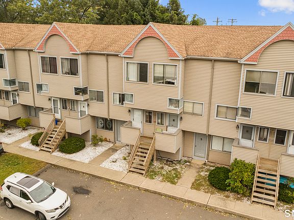 4th image of 40 Crest Street #10