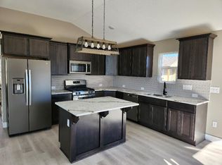 828 S Stonewood St, Andover, KS 67002