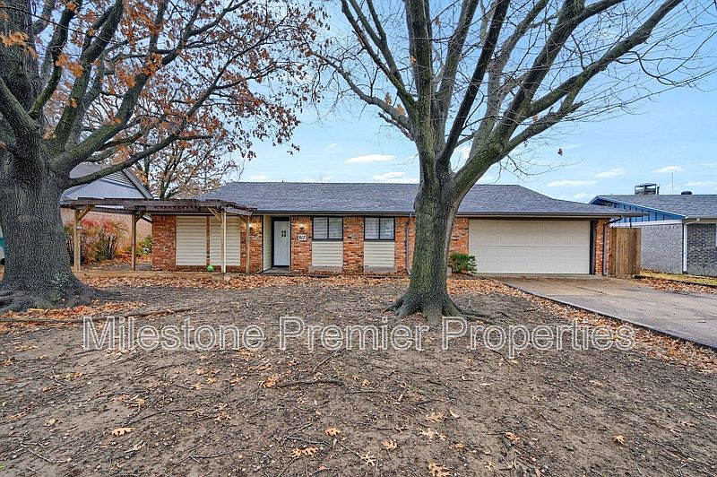 1st image of 817 Hillside Dr