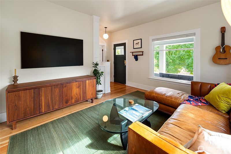 5th image of 4023 47th Avenue SW