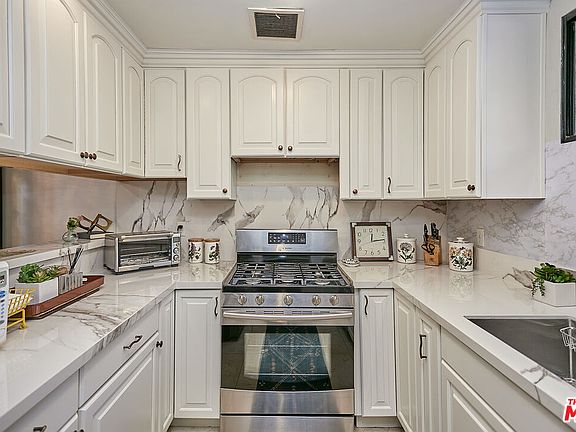 5th image of 729 S Hobart Blvd APT 16