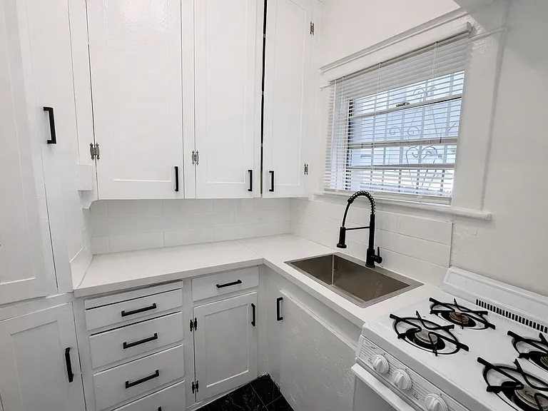 623 E Broadway #5 — Photo 26