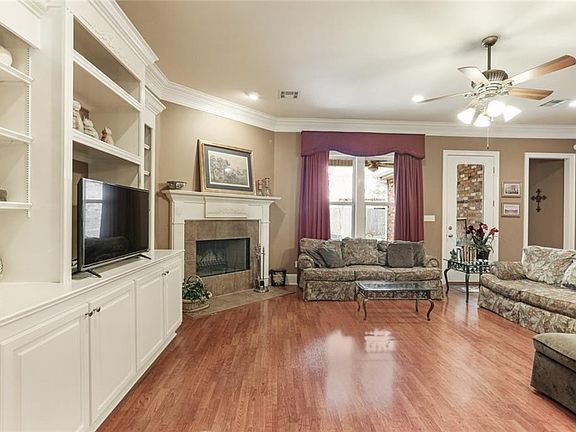 3rd image of 709 Marguerite Rd
