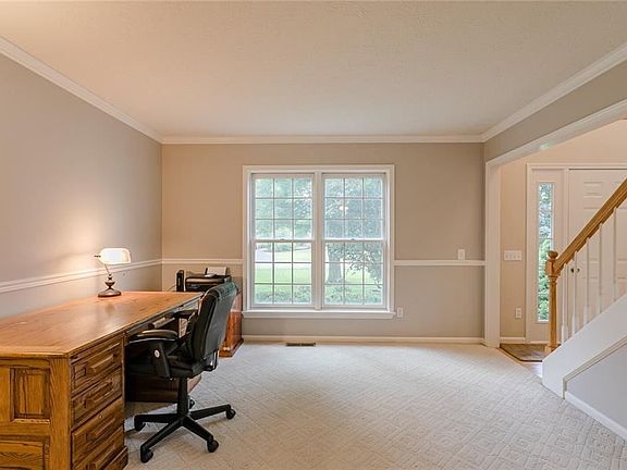 5th image of 324 Meadowlark Ln