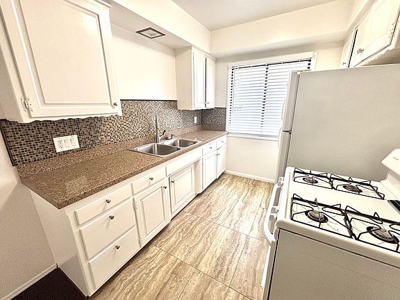 3rd image of 1802 Camino De La Costa APT 2